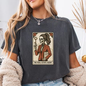Makler Shirt Skeleton Tarot Card Style Comfort Colors® T-Shirt Makler Verkauft Schlüsselgrafik Top Realtor Life Gift