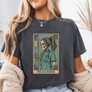 Camiseta de enfermera de UCI, camiseta de enfermería con esqueleto de la carta del tarot Comfort Colors®, divertido regalo de Halloween para enfermeras, camiseta estética de enfermería de cuidados intensivos de urgencias