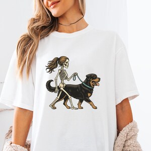 Maglietta con colori comfort per mamma scheletro Rottweiler, maglietta per amanti dei cani, maglietta per passeggiate con il cane di Halloween, regalo vintage per mamma di cani Rottweiler