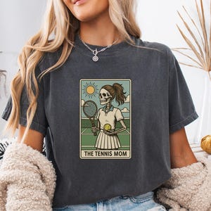 La chemise squelette de maman tennis - t-shirt vintage confort couleurs pour les mamans sportives, cadeau drôle de jour de match de tennis pour les mères athlétiques