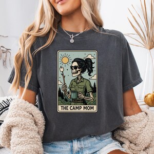 Camiseta para mamá de campamento, camiseta con esqueleto de la carta del tarot Comfort Colors®, camiseta divertida para mamá de campamento, camiseta de Halloween para actividades al aire libre, regalo de hoguera de otoño para ella