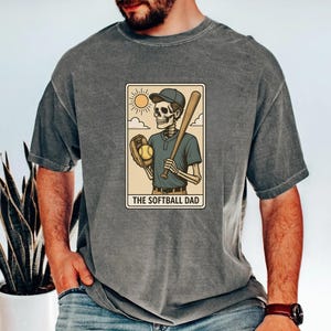 T-shirt squelette drôle de papa de softball, t-shirt de jour de match Comfort Colors®, chemise de sport de tarot vintage, cadeau pour un père de softball fier