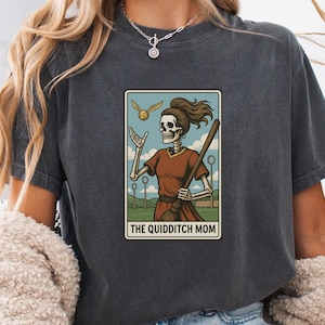 La chemise squelette de maman de Quidditch - T-shirt amusant Magical Comfort Colors® pour les fans de sports fantastiques, les mamans sorciers et le jour du match d'Halloween, HP Rat de bibliothèque