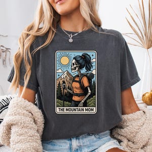 Maglietta The Mountain Mom, T-shirt con carte dei tarocchi da escursionismo Comfort Colors®, T-shirt Adventure Skeleton Mama, regalo per mamme amanti dell'escursionismo