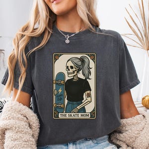 Skeleton Mama Shirt, Comfort Colors® Tarot-Karte Skelett T-Shirt, Skate Park Mama Grafik T-Shirt, Lustiges Skater Mama Geschenk, Halloween Skateboard Shirt