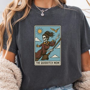 La chemise squelette de maman de Quidditch - T-shirt amusant Magical Comfort Colors® pour les fans de sports fantastiques, les mamans sorciers et le jour du match d'Halloween, HP Rat de bibliothèque