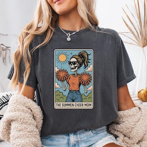 The Summer Cheer Mom Shirt, Comfort Colors® Cheerleader Tarot-Karte T-Shirt, Skelett Cheer Mom T-Shirt, Spieltag Sommer Shirt Geschenk Sie