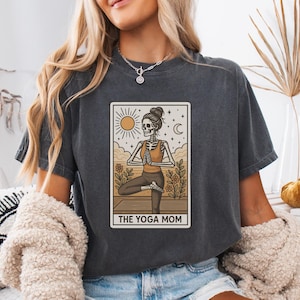 Yoga Mom Shirt, Comfort Colors® Tarot-Karte Skelett T-Shirt, lustiges Yoga Mama T-Shirt, spirituelles Halloween Shirt, Herbstgeschenk für Mütter, die meditieren