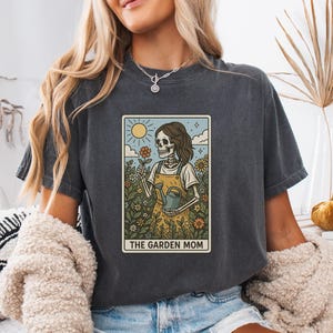 Garten Mama Shirt, Comfort Colors® Tarot-Karte Skelett T-Shirt, lustiges Pflanzenliebhaber T-Shirt, Gartenarbeit Halloween Shirt, Herbstgeschenk für Pflanzenmütter
