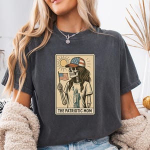 Camiseta Mãe Patriótica, Camiseta Tarô Esqueleto dos EUA, Camiseta Estátua da Liberdade Comfort Colors®, Presente para Mãe com Bandeira Americana