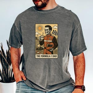 Formel 1 Papa Skeleton Shirt Comfort Colors® Lustiges Racing Tarot Style Tee Geschenk für Motorsport Vater F1 Fan Car Track Day