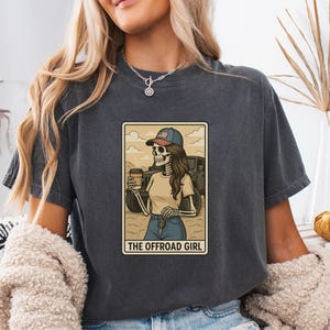 Camiseta esqueleto The Offroad Girl, camiseta off-road com carta de tarô, camiseta com estampa de esqueleto 4x4, presente para amantes de jipe Comfort Colors® Country Girl