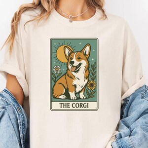 Maglietta con tarocchi Corgi, colori comfort, maglietta grafica per amanti dei cani mistici, maglietta con estetica celeste, maglietta vintage con spirito animale, sole e stella stregata