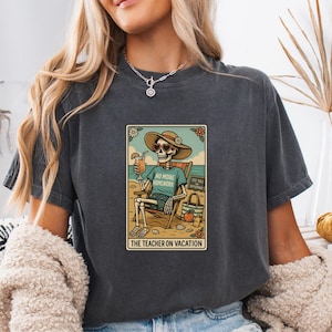 Lustiges Lehrer-Skelett-Shirt Sommerpause Tarot-T-Shirt, Keine Hausarbeit mehr Komfort Colors® Geschenk für Erzieher im Urlaub