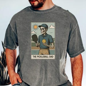 Maglietta per papà che giocano a Pickleball - Scheletro con racchetta e palla, T-shirt Comfort Colors® per papà sportivi, divertente regalo per la festa del papà