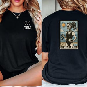 Camiseta personalizada The Swim Mom Skeleton – Camiseta retrô com cores confortáveis para mães que frequentam piscinas, presente divertido para dias de competição de natação e amantes de esportes aquáticos