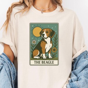 Maglietta con carta dei tarocchi del Beagle, colori comfort, maglietta grafica per amanti dei cani, animale mistico, estetica, sole celeste, stella, spirito animale stregonesco, maglietta vintage