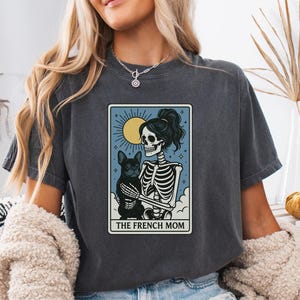 Schwarze Französische Bulldogge Mama Shirt, Comfort Colors® Skeleton Tarot Karte Hund Mama T-Shirt, Halloween Frenchie Liebhaber Geschenk, Gothic Hundeästhetik