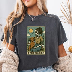 Teckel moeder skelet shirt Comfort Colors® grappig halloween hondenliefhebber cadeau vintage tarot stijl T-shirt met worstje hond illustratie