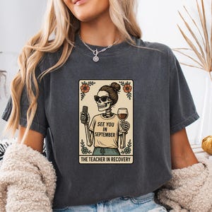 Lehrer in Genesung Shirt Lustiges Tarot-Skelett Comfort Colors® Tee Bis zum September Sommerpause Geschenk für Erzieher