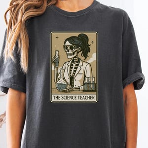 Das Wissenschaftslehrer-Skelett-Shirt - Lustiges Chemielehrer-T-Shirt auf Comfort Colors®, gruseliges STEM-Geschenk für Erzieher, Halloween-Lehrergeschenk