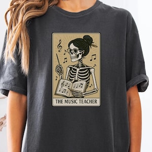 Camiseta esqueleto do professor de música – Camiseta Retro Comfort Colors® com partitura, presente engraçado de Halloween para educadores de coral, banda e orquestra