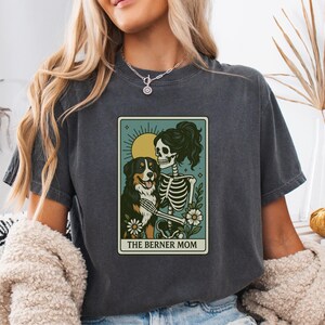 Berner Mom Shirt, Comfort Colors® Berner Sennenhund Tarot Karte T-Shirt, Skeletthund Mama T-Shirt, Geschenk für Berner Hundeliebhaber