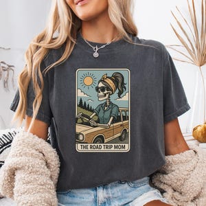 Das Road Trip Mom Shirt, Comfort Colors® Skeleton Tarot Card T-Shirt, Travel Mama Tee für den Sommer, lustiges Abenteuer Geschenk für Roadtrip Mom