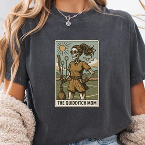 Camiseta esqueleto da mãe do quadribol – Camiseta divertida com cores mágicas e confortáveis® para fãs de esportes de fantasia, mães bruxas e dia de jogos de Halloween, HP Bookworm