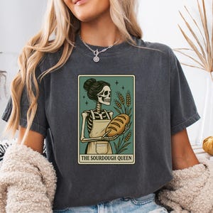 Maglietta Comfort Colors® con carta dei tarocchi dello scheletro, regina del lievito madre, regalo per fornaio, maglietta per amanti del pane a lievitazione naturale, maglietta grafica retrò per Halloween con scheletro.