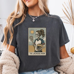 Chemise squelette pour maman de crosse – t-shirt vintage couleurs confort pour mamans sportives fières, tenue LAX pour le jour du match et idée cadeau sport