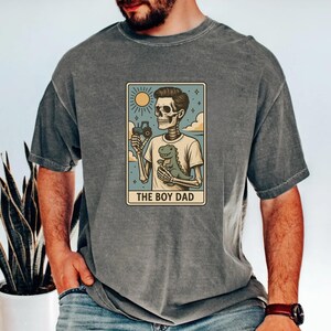 Skelett Vater des Jungen Shirt Tarot Karte T-Shirt, Dinosaurier Spielzeug Papa Grafik T-Shirt, Comfort Colors® Geschenk für Spaß Jungen Vater