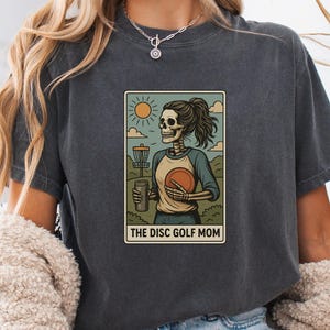 Camiseta esqueleto Disc Golf Mom – Camiseta divertida Comfort Colors® para jogadores de golfe com frisbee, presente de Halloween para mães esportistas e amantes da vida ao ar livre