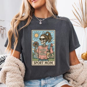 T-shirt sport pour maman, t-shirt squelette avec carte de tarot Comfort Colors®, t-shirt pour maman sportive bruyante et fière, chemise drôle pour le jour du match, cadeau d'automne pour Halloween