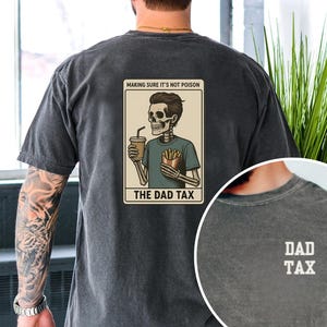 Benutzerdefinierte Papa Steuer T-Shirt Comfort Colors®, Vatertags-Shirt, lustiges Papa Geschenk, Geschenk für Papa, Papa Steuer Skeleton Tarot-Karte, lustiges Papa Witze Tee