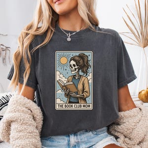 Camiseta de mãe do clube do livro, camiseta de esqueleto de cartas de tarô Comfort Colors®, camiseta engraçada de mãe leitora, camiseta de amante de livros de Halloween, presente para mãe leitora