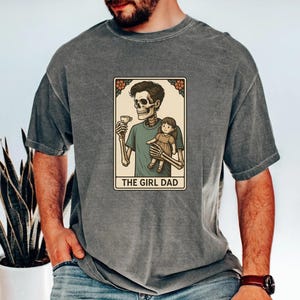 Camiseta con la carta del tarot de "Papá Esqueleto", camiseta gráfica "Papá de una niña", regalo de muñeco para fiesta de té Comfort Colors® para un padre divertido