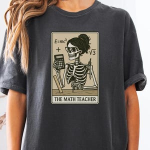Das Mathe-Lehrer-Skelett-Shirt - Lustiges Komfortfarben-T-Shirt für Erzieher, gruseliges Schulanfang- oder Halloween-Geschenk, Mathe-Liebhaber-T-Shirt