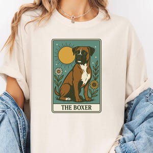 Boxer Tarot Karte Shirt Komfort Farben Mystisch Hunde Liebhaber Grafik T-Shirt Himmlisch Haustier Ästhetik Witchy Stern Sonne Geist Tier Vintage Shirt