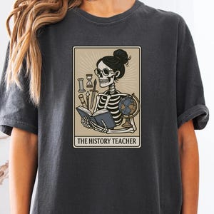 Das Geschichtslehrer-Skelett-Shirt - Vintage Comfort Colors® T-Shirt für Erzieher, lustiges Halloween-Sozialkundegeschenk, Globus-Buch-Design