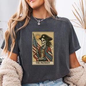 Das Patriot Skeleton Woman Shirt - Revolutionäres T-Shirt mit der Amerikanischen Flagge für den 4