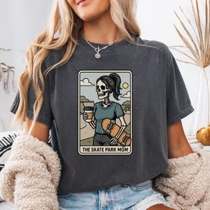 Skeleton Mama Shirt, Comfort Colors® Tarot-Karte Skelett T-Shirt, Skate Park Mama Grafik T-Shirt, Lustiges Skater Mama Geschenk, Halloween Skateboard Shirt