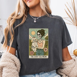 Chemise squelette pour maman Shih Tzu, cadeau drôle pour les amoureux des chiens T-shirt style tarot Comfort Colors® pour femme avec illustration Shih Tzu blanche