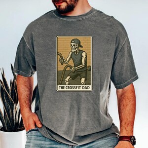 Camiseta de esqueleto para pai de crossfit Comfort Colors® Battle Rope Workout Gym Tee engraçada estilo tarô fitness presente para pai em forma atleta WOD
