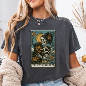 Camiseta de mamá rottweiler, camiseta con la carta del tarot de perro Comfort Colors®, camiseta con estampado de mamá perro esqueleto, regalo divertido para amantes de los rottweiler