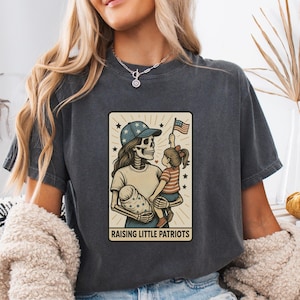 Maglietta per mamme patriottiche, maglietta con tarocchi scheletrici degli Stati Uniti, maglietta con bandiera americana, regalo per il 4 luglio Comfort Colors® per mamme patriottiche