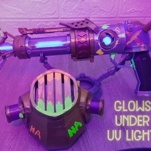 Jinx Gun and Gas Mask from Arcane - Isha Gun - Glows under UV - Cosplay prop
