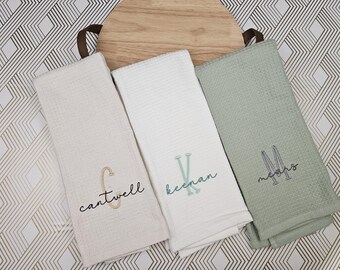 Toallas de cocina personalizadas de gofre y rizo – Nombre en letra cursiva sobre monograma estilo rústico de 7,6 cm (3 pulgadas)