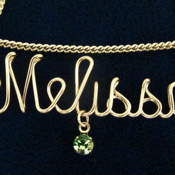Collar con nombre de oro, piedra de nacimiento (opcional) y cadena. Se puede hacer con cualquier nombre