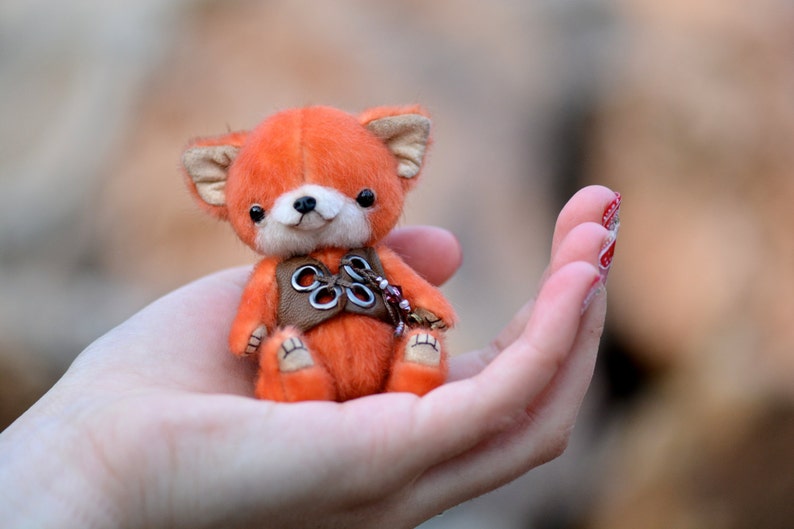 Mini fox. Игрушка миниатюрный Лисенок. Лисичка из мини мишек. Мини мишки Лисичка.